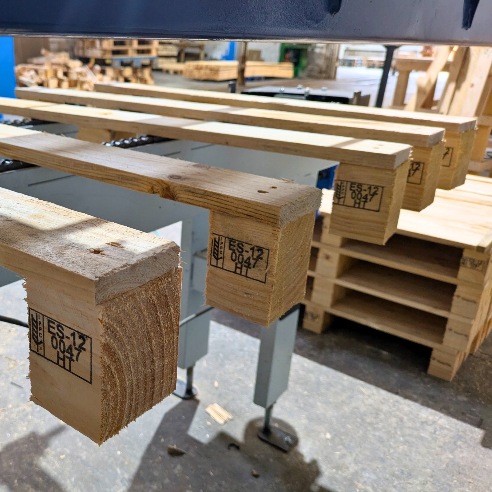 Pallets de madera con marca IPPC impresa en alta resolución